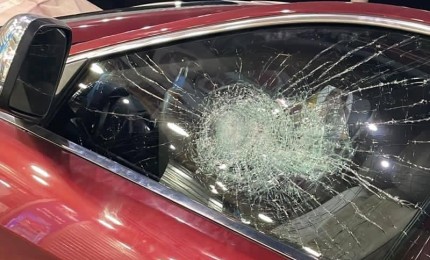 مستوطنون يهاجمون مركبات المواطنين في دير نظام غرب رام الله