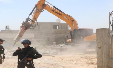 سلطات الاحتلال تهدم منزلين في بلدة الكعبية بالداخل المحتل