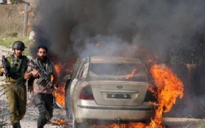 مستوطنون يهاجمون مركبات المواطنين في قرية دير نظام