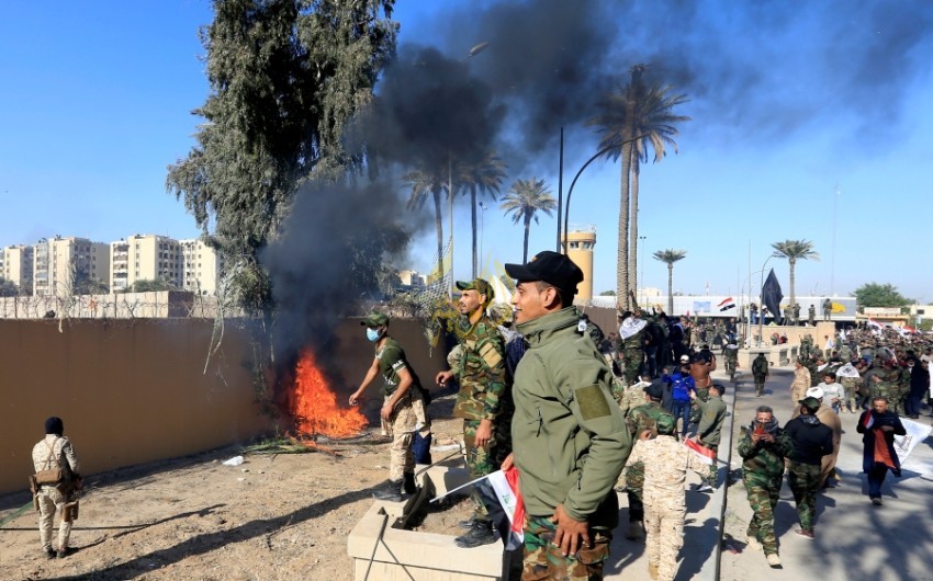 عناصر الحشد الشعبي يغلقون السفارة الأمريكية في بغداد